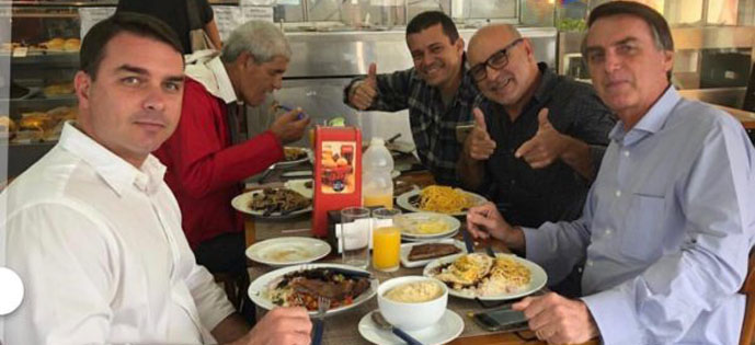 Resultado de imagem para fotos de queiroz com bolsonaros