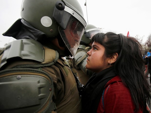 Resistência menina encara policial