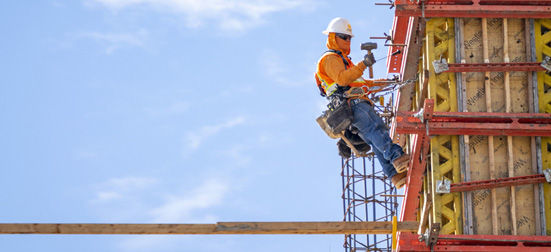 Trabalhador Da Construção Civil Em Casa Em Construção. Trabalhador Da  Construção De Um Homem, Um Local De Trabalho. Retrato Do Con Foto de Stock  - Imagem de casa, empregado: 278076726