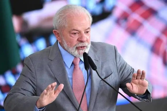 Lula pede que todos espalhem a verdade contra a fake news dos banheiros unissex