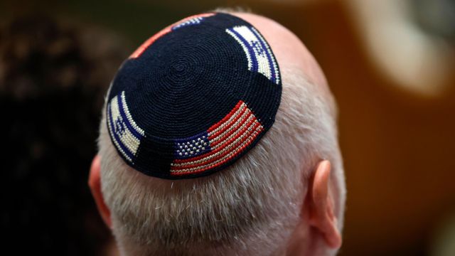 Um participante usa um kipá decorado com as bandeiras de Israel e dos EUA durante uma vigília de solidariedade por Israel realizada na Califórnia, no dia 8 de outubro de 2023