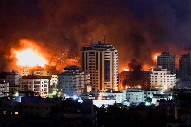 Chamas e fumaça tomam o céu durante ataques israelenses em Gaza 