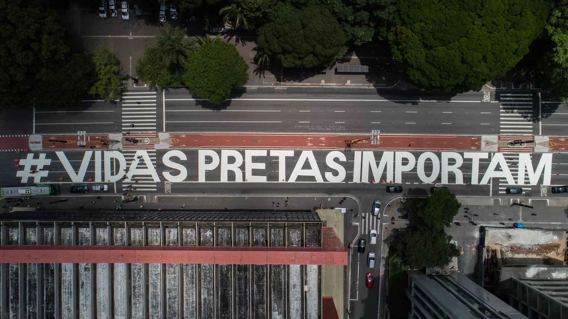 Manifestantes pintam frase #vidaspretasimportam na avenida Paulista, em protesto pelo alto índice de assassinatos de pessoas negras no Brasil (foto de arquivo) - Sputnik Brasil, 1920, 08.12.2023