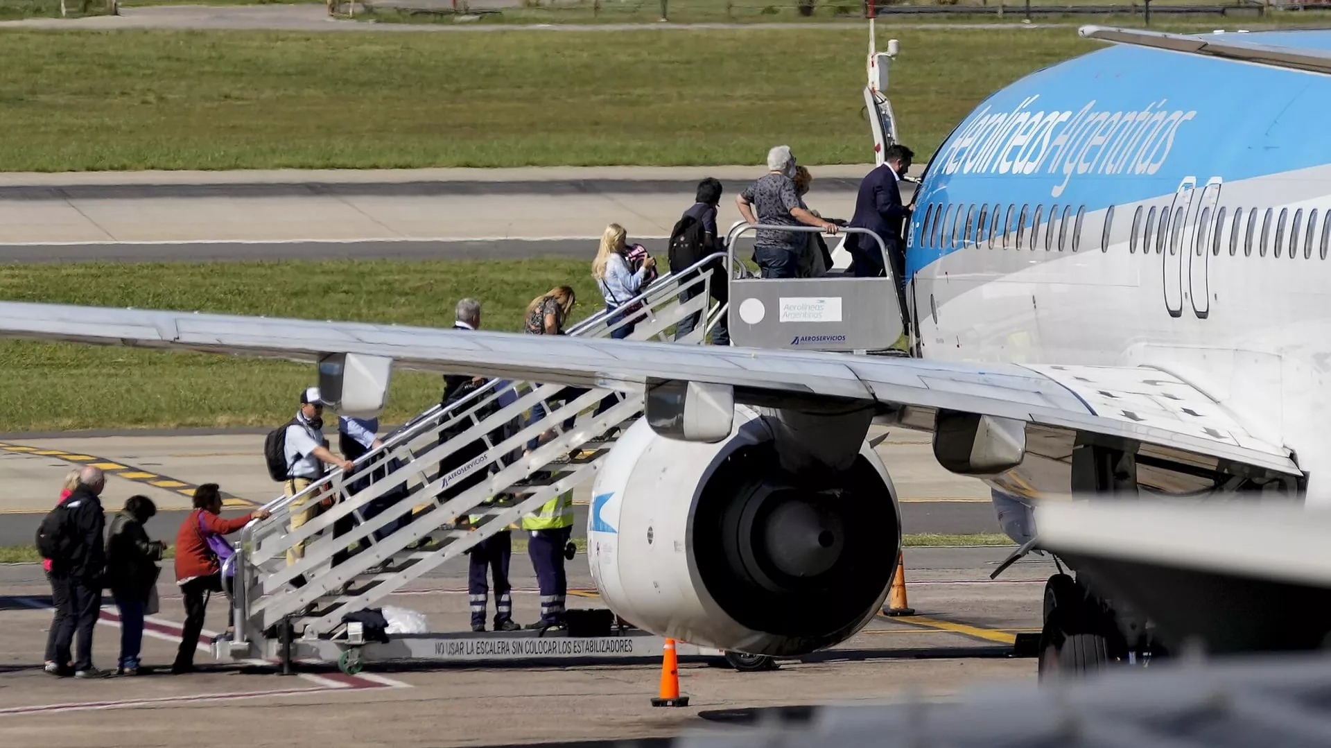 Passageiros embarcam em avião da Aerolíneas Argentinas, no Aeroporto Jorge Newbery. Buenos Aires, 24 de novembro de 2023 - Sputnik Brasil, 1920, 26.02.2024