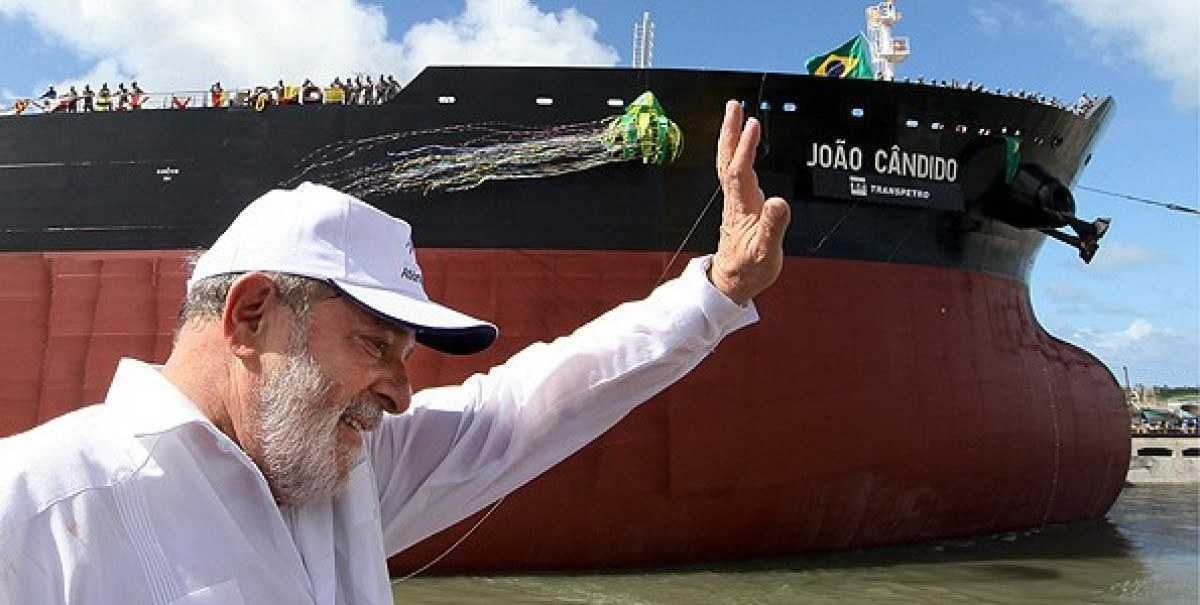 O presidente Luiz Inácio Lula da Silva no batismo do navio petroleiro João Cândido, em 2010.