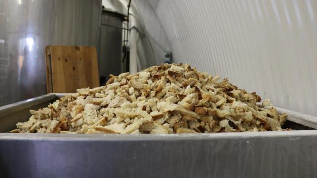 Montanha de restos de pão em um tanque