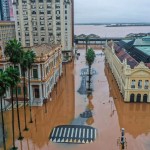 Prefeitura de Porto Alegre a esquerda e o Mercado Municipal a direita, alagados, após chuva intensa no Rio Grande do Sul